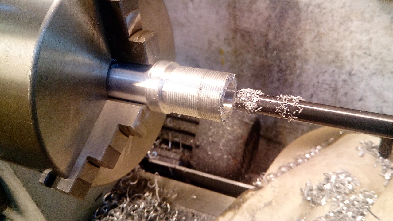  Toolpost mounted boring bar used to enlarge a hole with a lathe. Credit: David English; This file is licensed under the Creative Commons Attribution-Share Alike 4.0 International license.